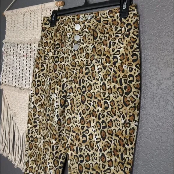 ⭐ Junior's Cheetah Print Jeans - Picture 3 of 9